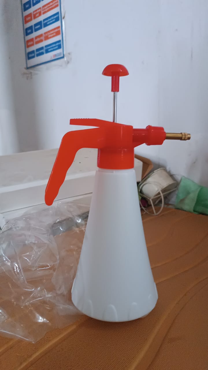 Handheld Pressure Water Sprayer Bottle (1 Ltr) Handheld Pressure Water Sprayer Bottle (1 Ltr)